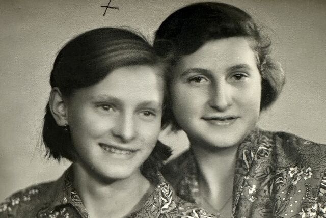 Sestry Anna a Alžběta v roce 1954